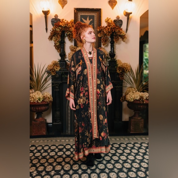 ⭐️NEW⭐️ Heart of Gold Vintage Victorian Art Full Length Duster Robe - Picture 2 of 15